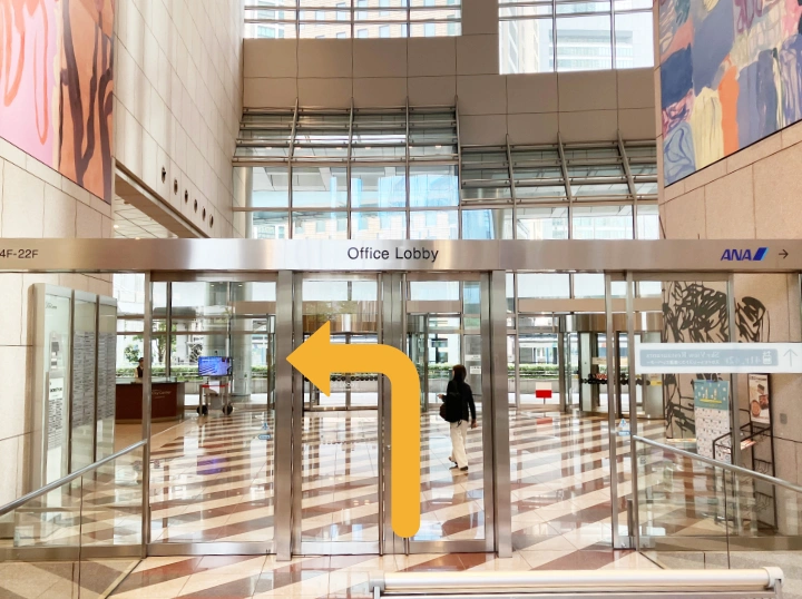 オフィスロビー入口（旧新橋停留所側）