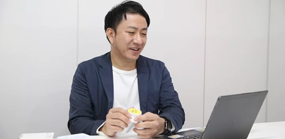 企画中商品の事業性を試算。上司に開発申請を行う。その後、チームでの定例ミーティング