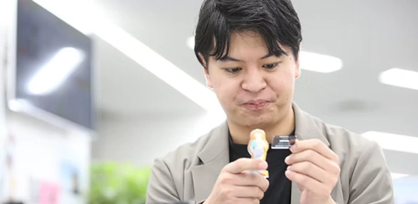 委託している製造先から届いたサンプルをチェック。版権元への発送の準備と社内品質管理への回覧などを行います。