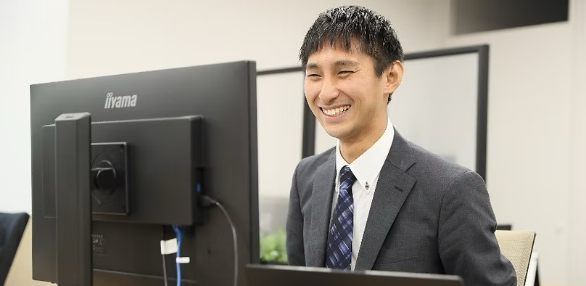 お客様企業を訪問<br />
保険の更新の相談に乗ったり、商品の提案なども行う