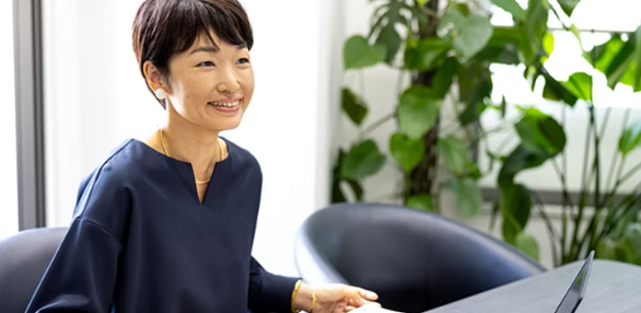 企画中商品の事業性を試算。上司に開発申請を行う。その後、チームでの定例ミーティング