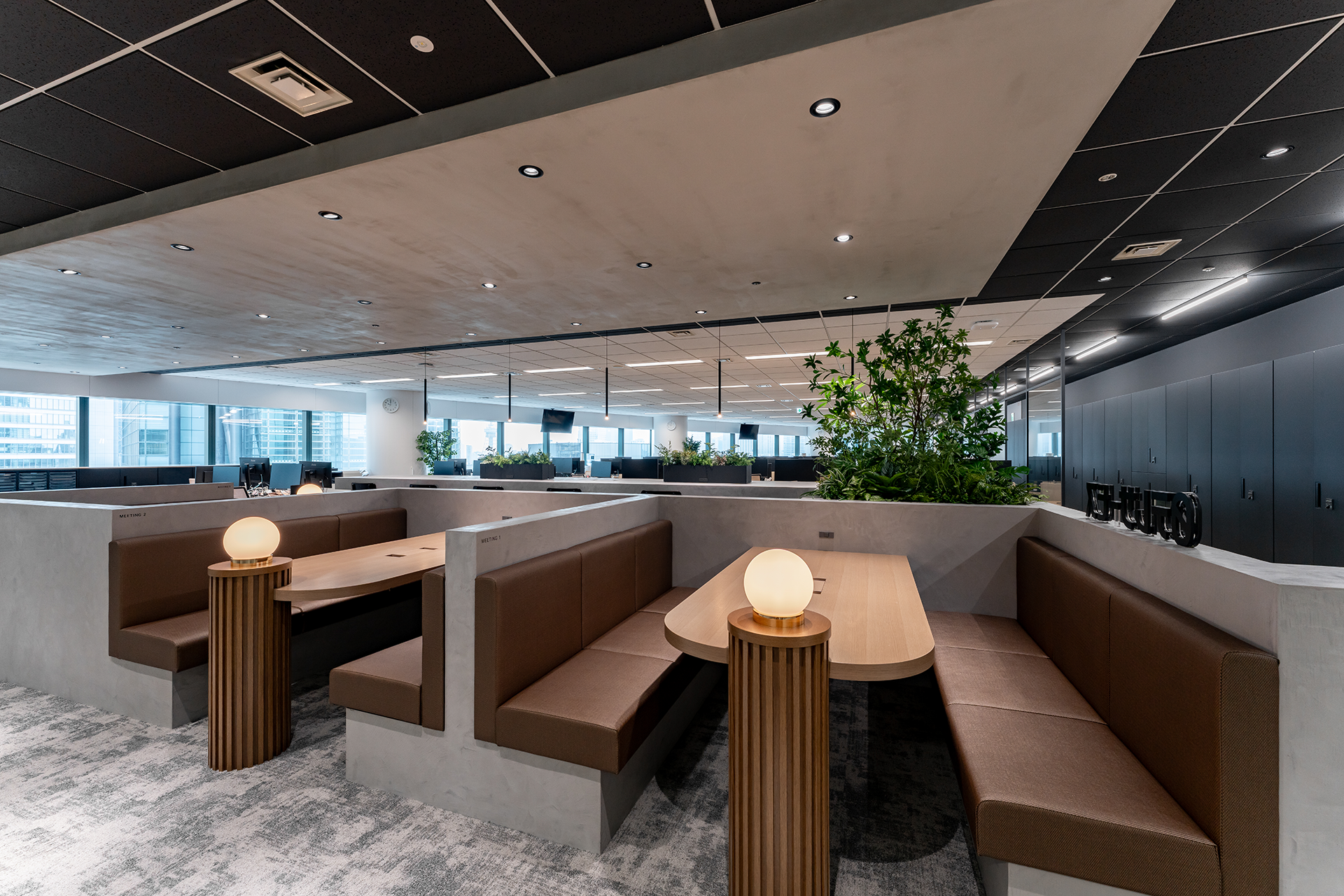 【Meeting1〜3】：セミオープンな空間で急な来客やちょっとした打ち合わせに活躍。